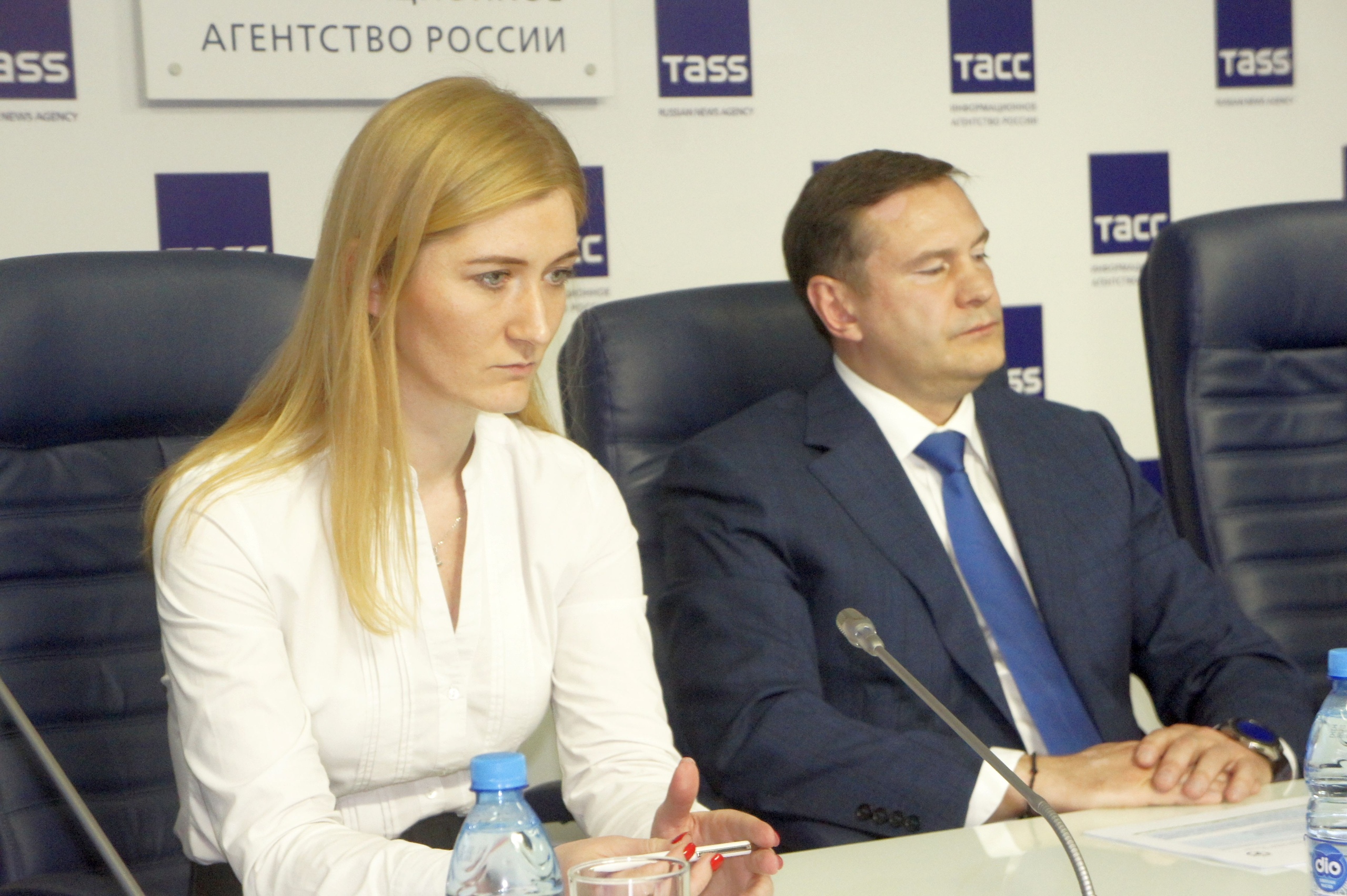 Генеральный директор ФК «Новосибирск» Анна Баранова и вице-губернатор Новосибирской области Андрей Жуков. Фото автора