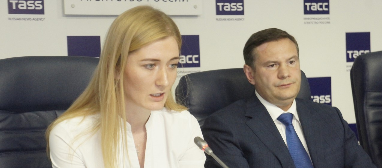 Анна Баранова и Андрей Жуков на пресс-конференции ФК «Новосибирск» летом 2019 года