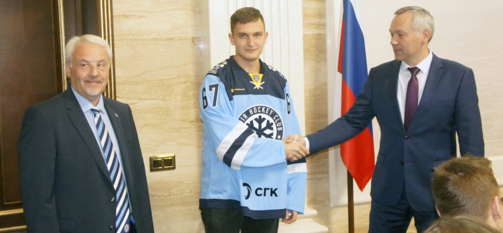 Защитник Андрей Ермаков продолжит носить свитер «Сибири». Фото автора