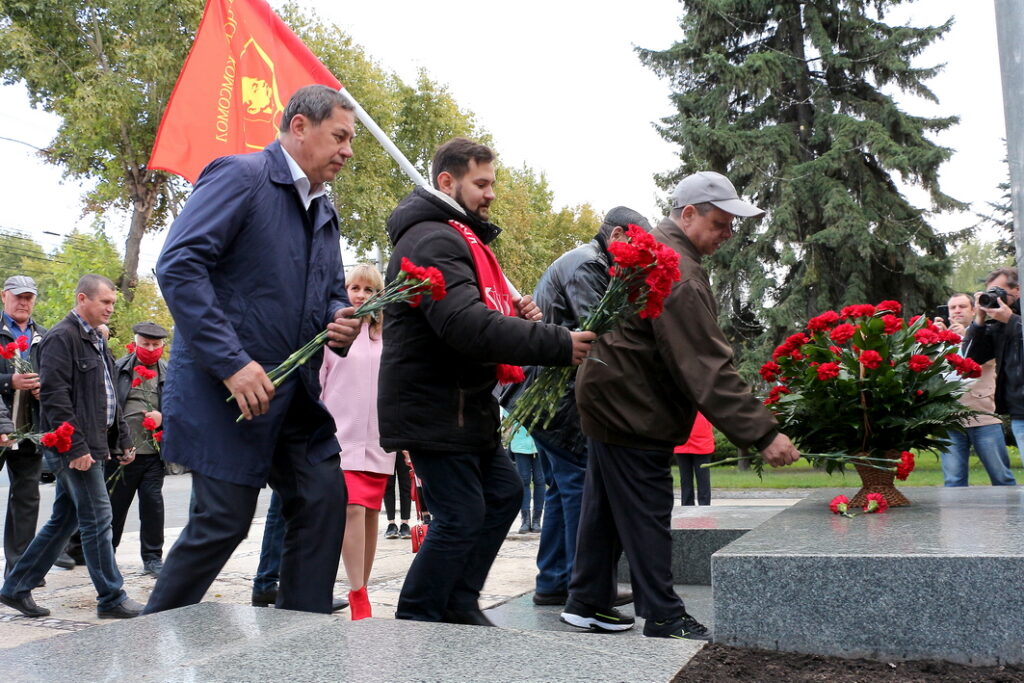 Установка памятника Ленину