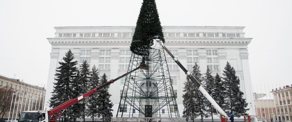 ставят елку в кузбассе