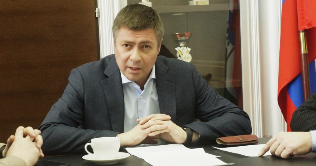 Министр спорта НСО Сергей Ахапов реконструкция бассейна СКА 2022 год
