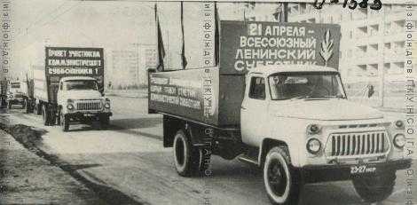 Агитколонна Дзержинского района на ул. Б. Богаткова в день коммунистического субботника 21 апр 1973