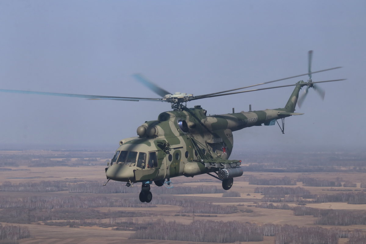 Военные лётчики готовятся к праздничному параду в Новосибирске, посвященному 77-й годовщине Великой Победы