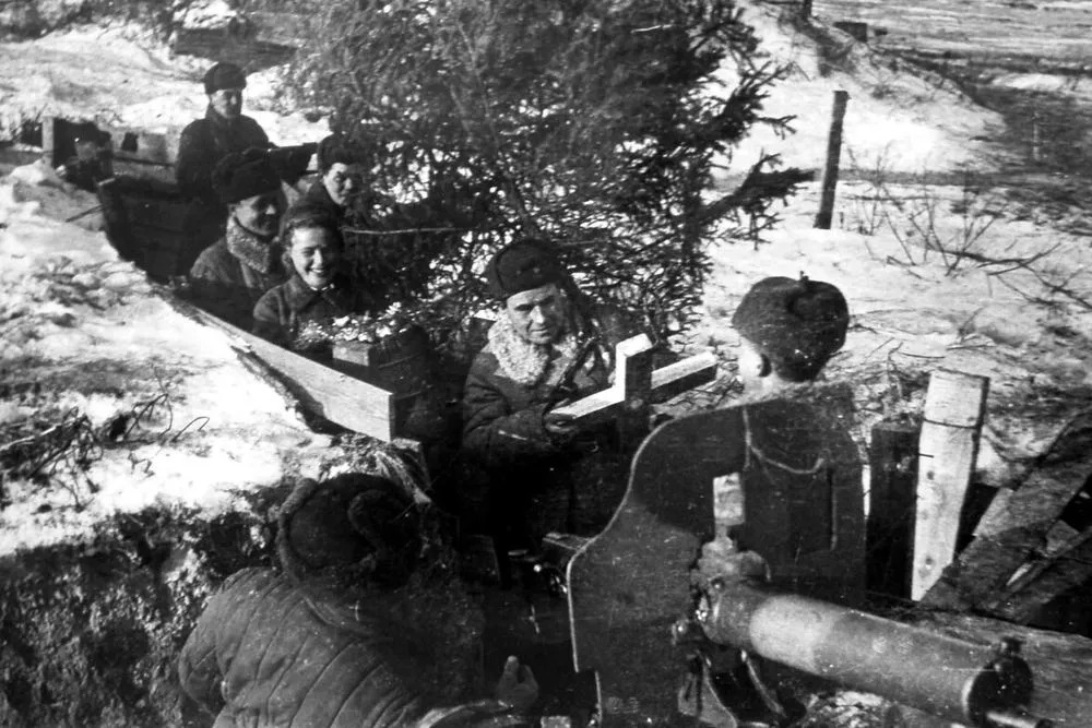 Бойцы Ленинградского фронта получают новогоднюю елку? 29-декабря 1942 года. Автор фото: Елена Эварт