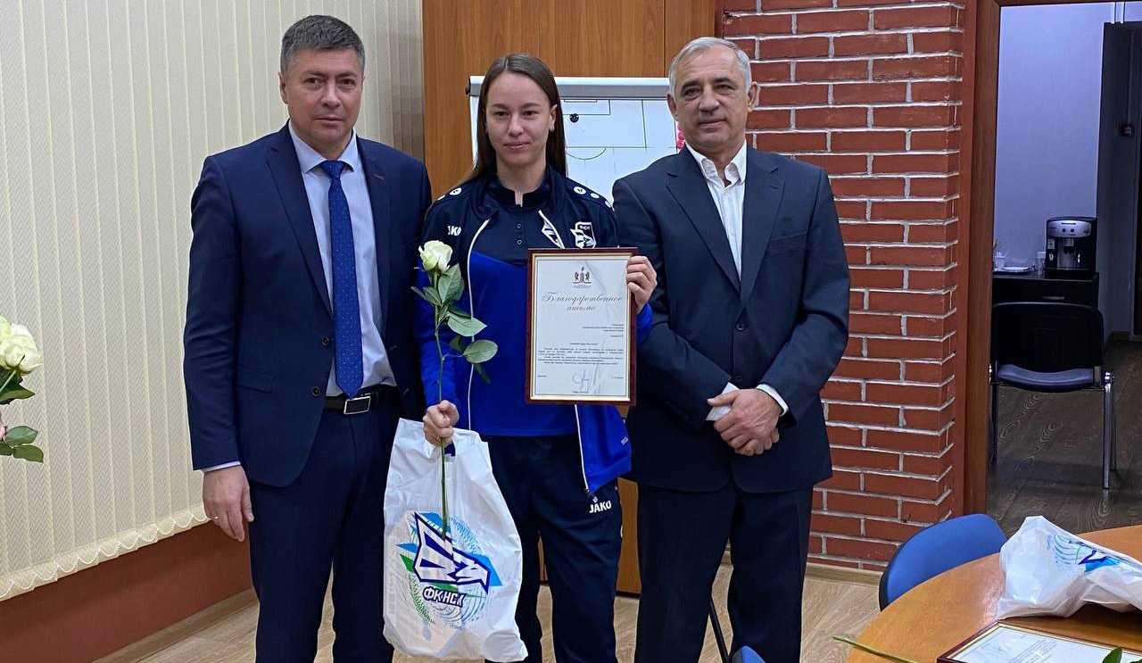 капитан «Новосибирска-Ж» Дарья Козлова получает награду