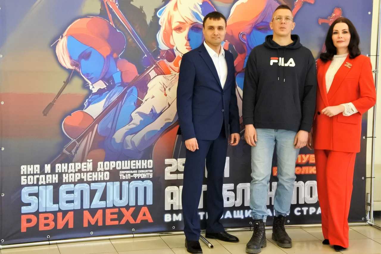 На фотографии председатель Новосибирского отделения Союза Молодых Композиторов, член штаба "Культурный фронт России" Илья Ильдеркин, сопредседатель регионального штаба "Культурного фронта России" Яна Кованько, член штаба Андрей Дорошенко.