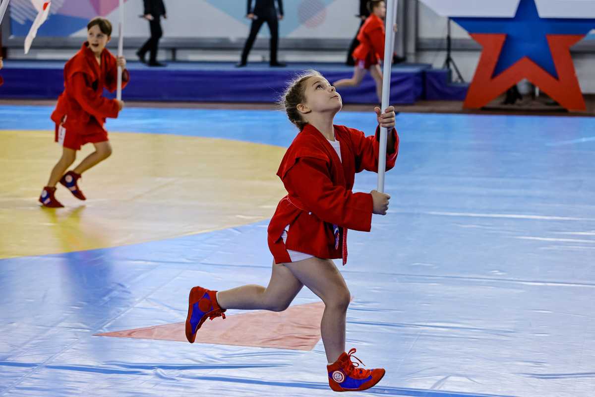девочка несет флаг на Кубке Сибири по самбо