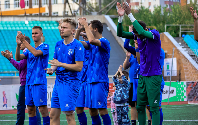 футболисты «Новосибирска»