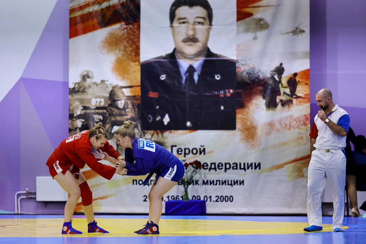 самбистки борются на Кубке Сибири
