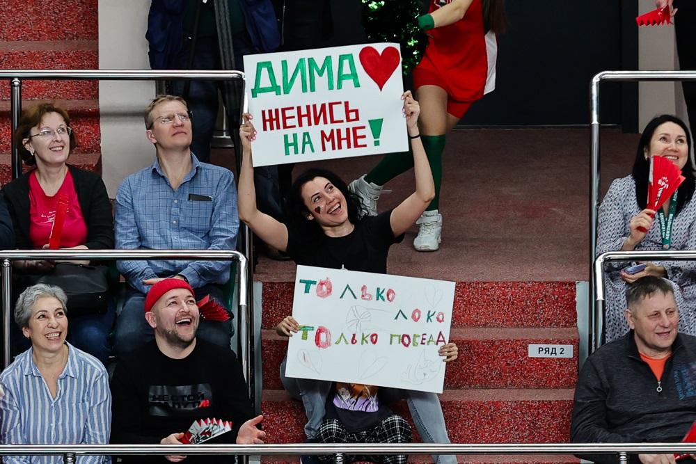 болельщица с плакатом на волейбольной «Локомотив-Арене»