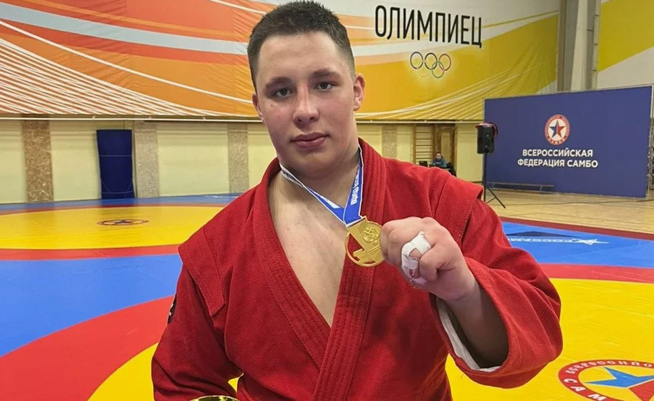 самбист Денис Кулигин, знаменосец на международных играх «Дети Азии»
