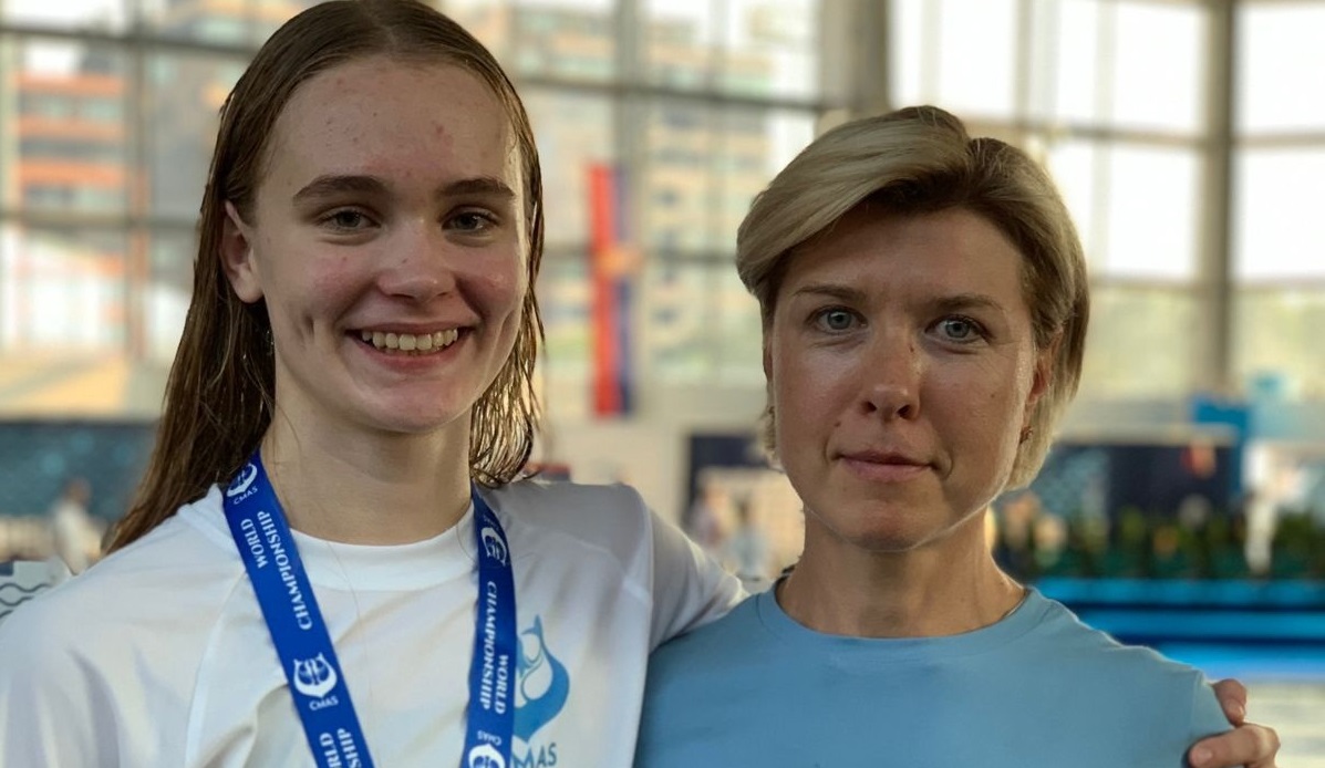 чемпионка мира по подводному плаванию Елизавета Купрессова с тренером Анастасией Глухих