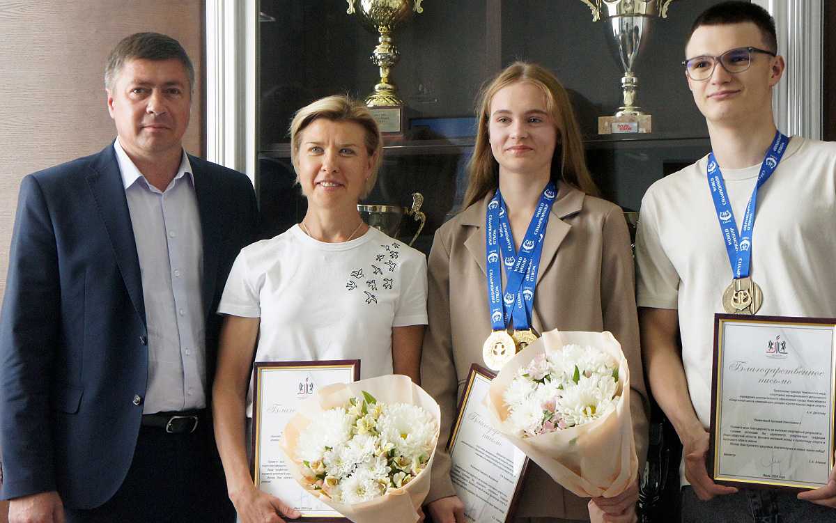 пловцы Сергей Ахапов, Анастасия Глухих, Елизавета Купрессова, Арсений Десятов