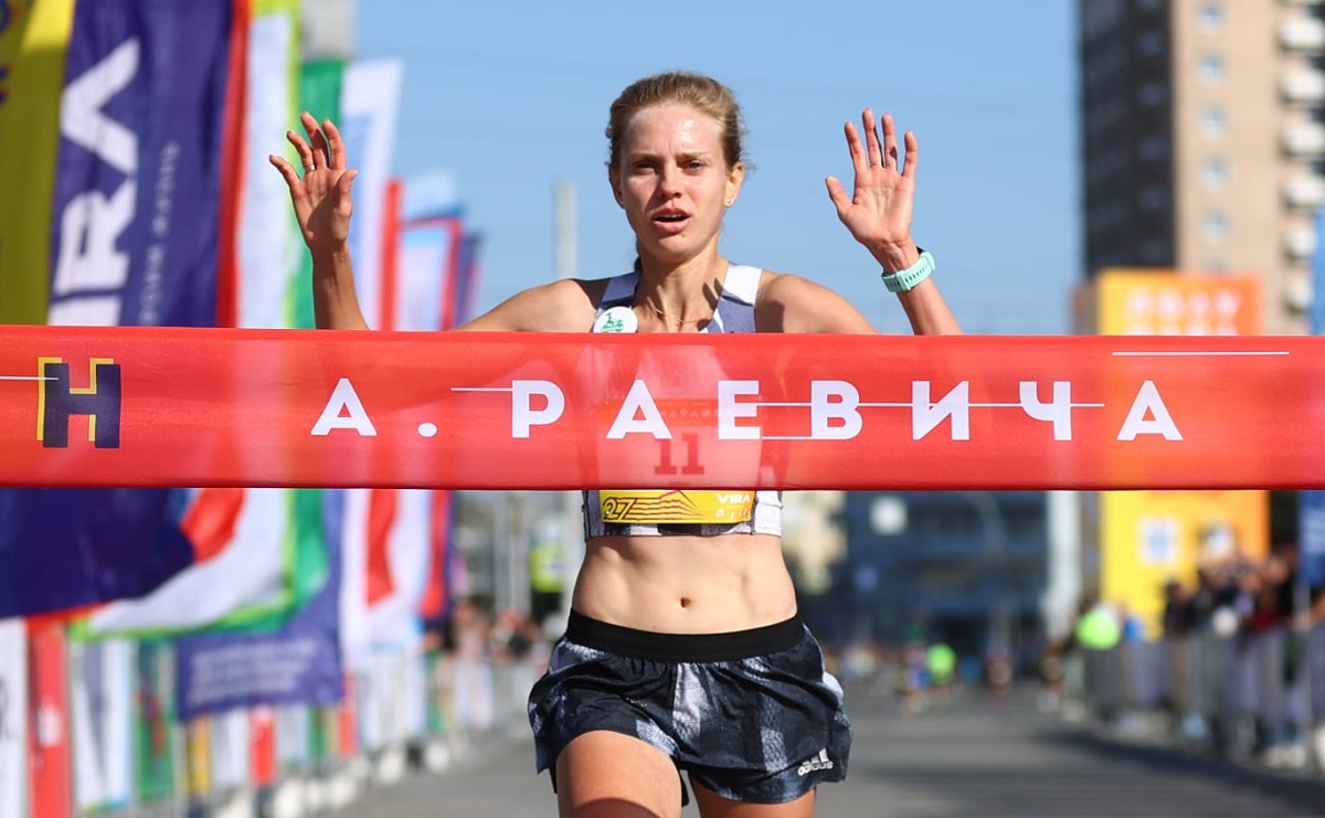 Анна Викулова финиширует на полумарафоне Раевича