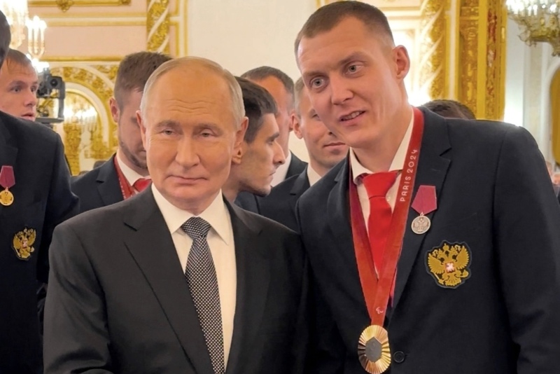 президент РФ Владимир Путин и паралимпийский чемпион Антон Кулятин