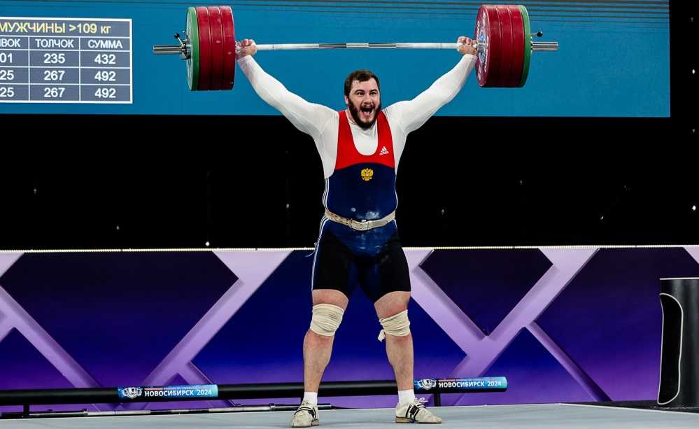 Арсен Наниев на чемпионате России по тяжелой атлетике в Новосибирске