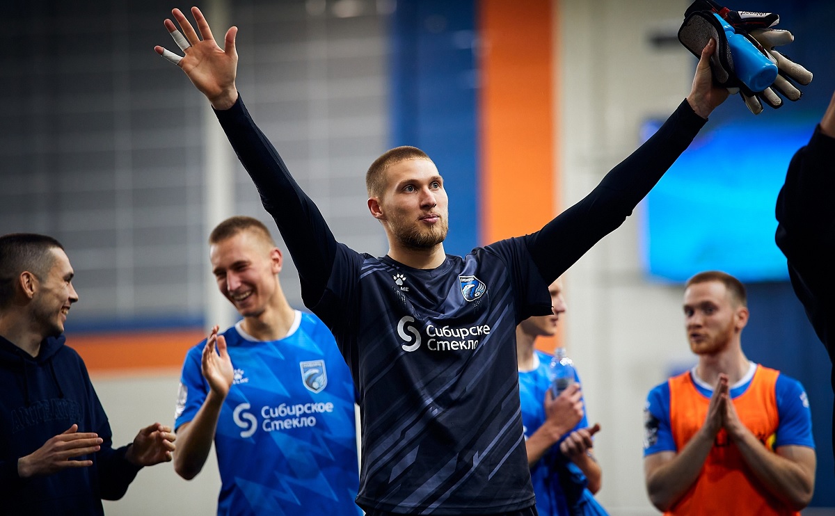вратарь ФК «Сибирь» Андрей Савин