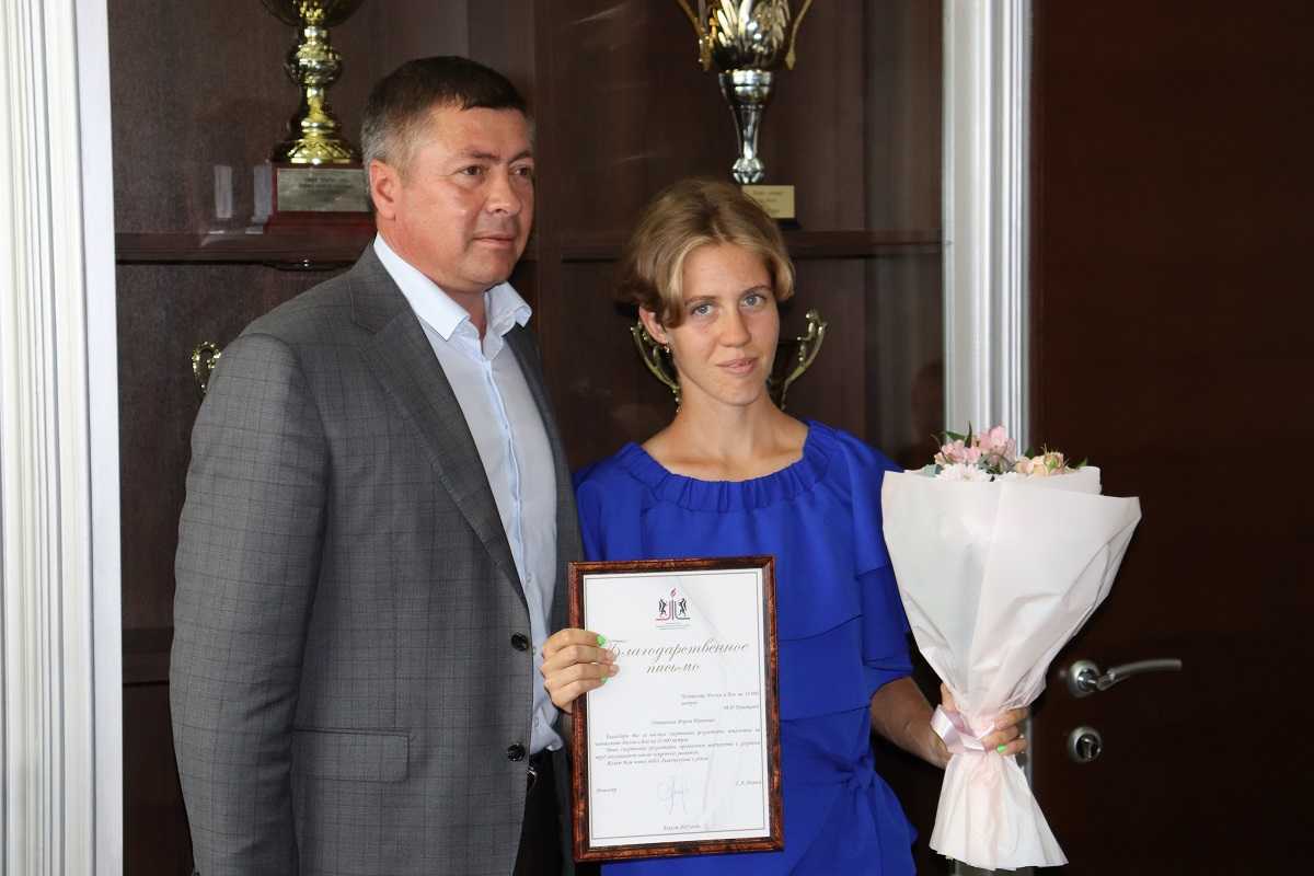 министр спорта НСО Сергей Ахапов и бегунья Мария Ермакова