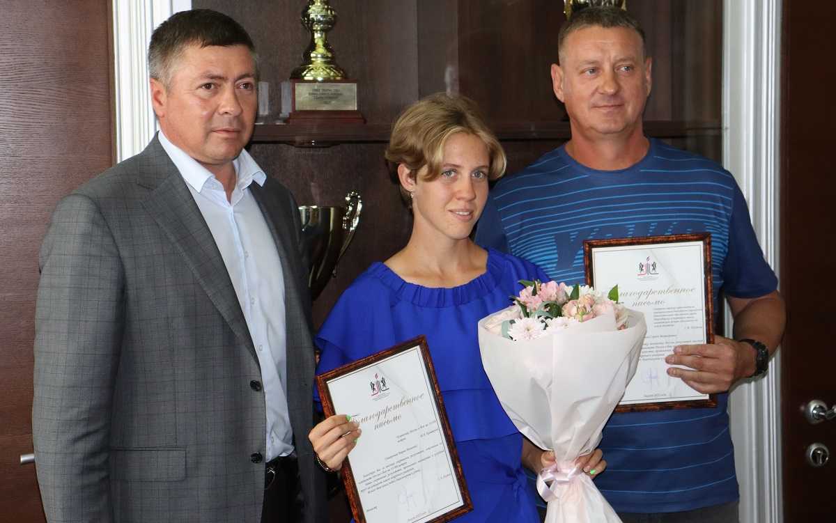 министр спорта НСО Сергей Ахапов, чемпионка России по бегу Мария Ермакова, тренер Сергей Наумов
