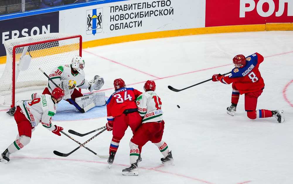 нападающий сборной России по хоккею U20 Матвей Гущин забивает