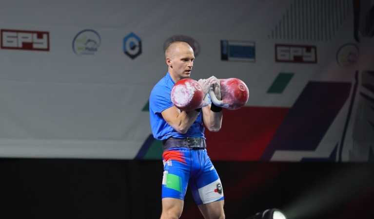 чемпион России и мира по гиревому спорту Евгений Бутенко