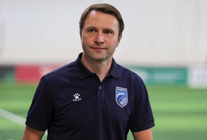 главный тренер ФК «Сибирь» Вячеслав Комков