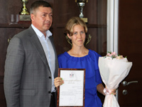 министр спорта НСО Сергей Ахапов и чемпионка России по бегу Мария Ермакова