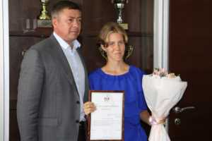 министр спорта НСО Сергей Ахапов и чемпионка России по бегу Мария Ермакова