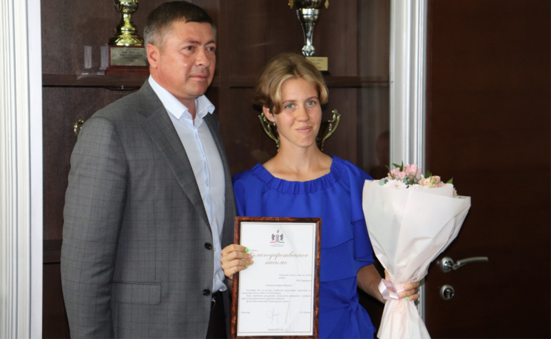 министр спорта НСО Сергей Ахапов и чемпионка России по бегу Мария Ермакова
