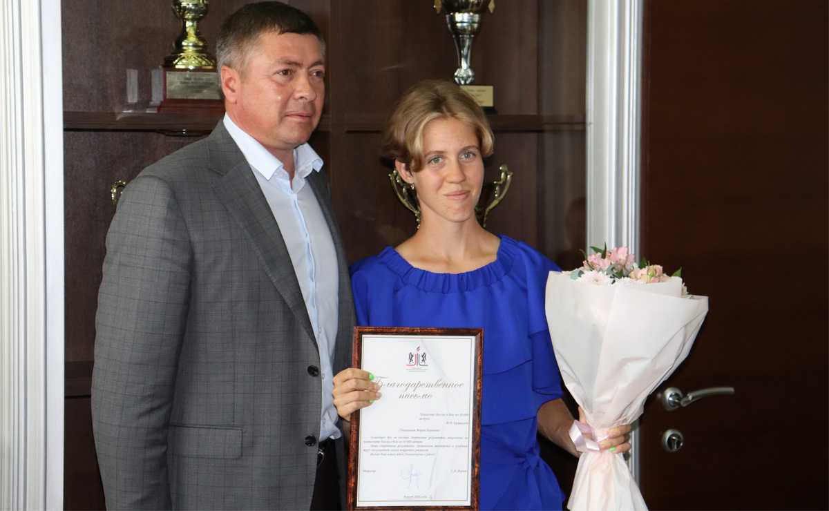 министр спорта НСО Сергей Ахапов и чемпионка России по бегу Мария Ермакова