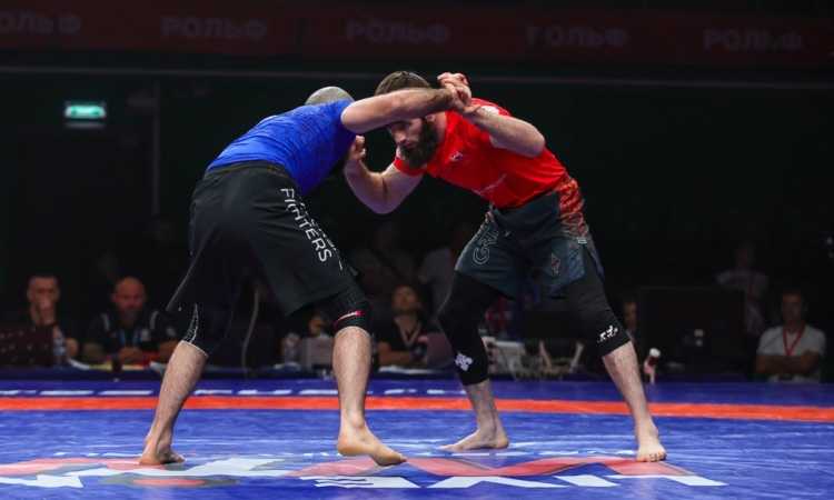Гаирбег Ибрагимов борется в финале чемпионата России по грэпплингу