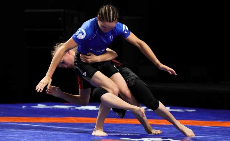девушки борются на чемпионате России по грэпплинге 2026