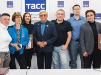 4-кратный олимпийский чемпион по биатлону Александр Тихонов и журналисты