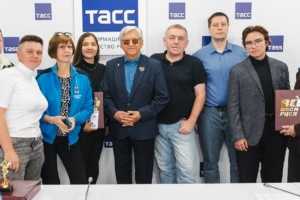 4-кратный олимпийский чемпион по биатлону Александр Тихонов и журналисты