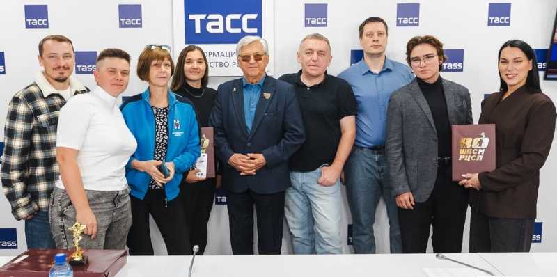 4-кратный олимпийский чемпион по биатлону Александр Тихонов и журналисты